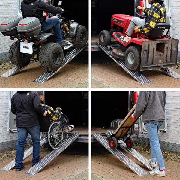 Zwei Auffahrschienen aus Metall mit gelochter Oberfläche beim Beladen eines Transporters mit Quad, Rasentraktor, Rollstuhl und Sackkarre.