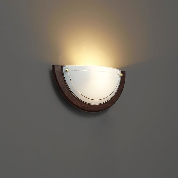 Halbrunde Wandleuchte aus dunklem Holz und weißem Glas mit nach oben gerichtetem Licht.