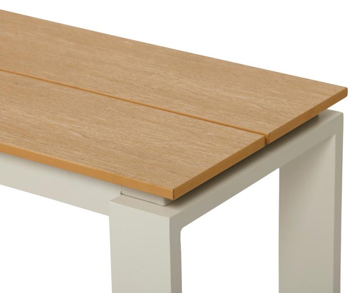 Detailansicht eines Tisches mit einer Oberfläche aus Holz und einem Gestell aus Metall.