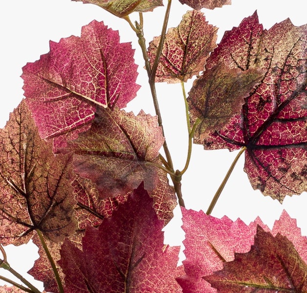 Künstlicher Herbstzweig mit detaillierten Blättern und sichtbaren Blattadern.