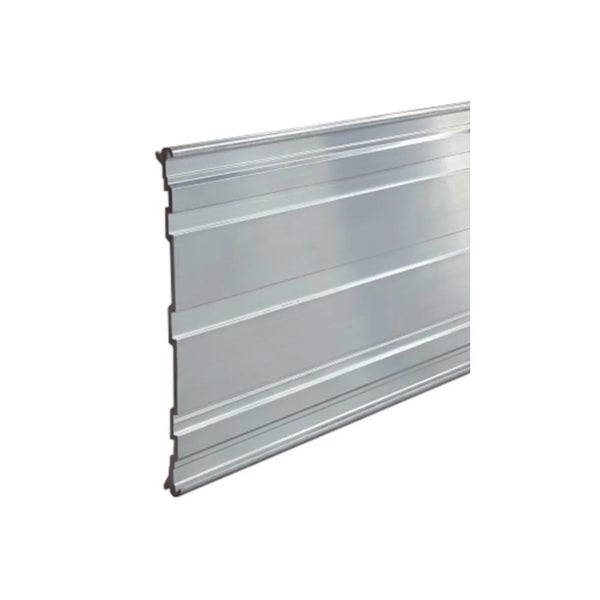 Ein einzelnes Aluminiumprofil für Wand- oder Deckenverkleidungen mit Nut und Feder Verbindung.