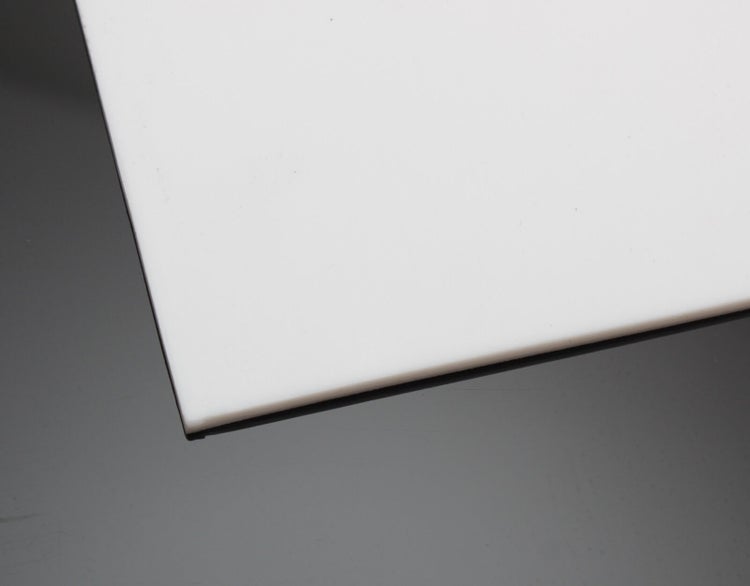 Eine glatte Kunststoffplatte aus Acryl für vielseitige Anwendungen im Bauwesen und Heimwerkerbereich.