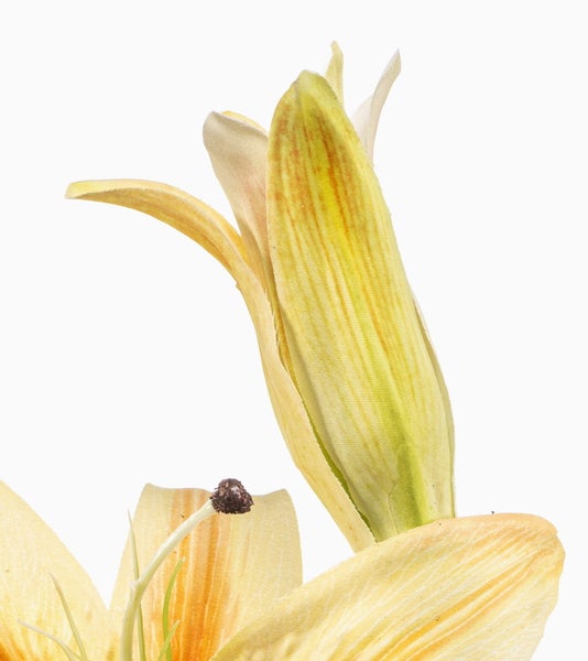 Künstliche gelbe Lilie mit geschlossener Blüte und Blütenblättern aus Textil.
