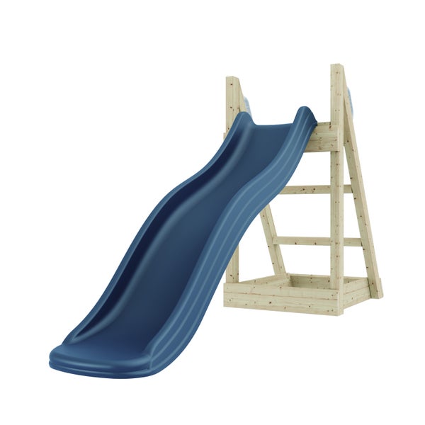 Kinderrutsche mit blauer Wellenrutsche und Holzgestell inklusive Leiter.