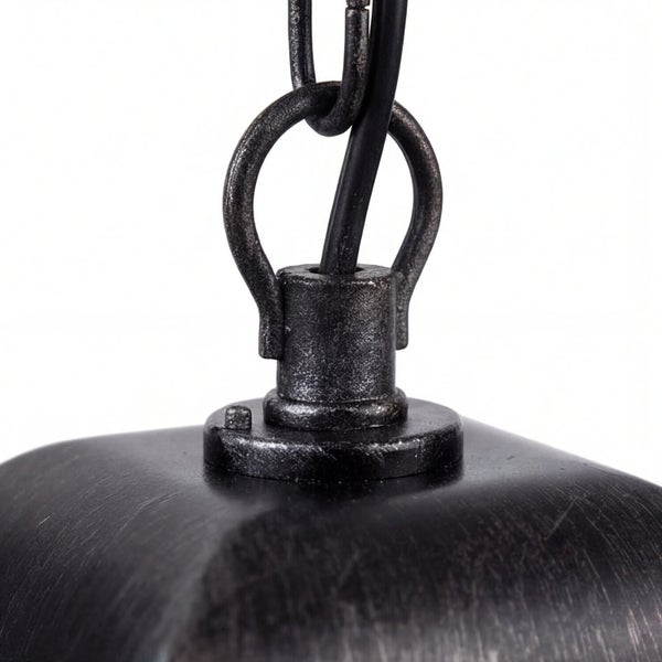 Detailaufnahme einer Pendelleuchte mit Kettenaufhängung