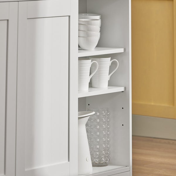 Detailansicht eines offenen Küchenschranks mit Geschirr und Dekoration