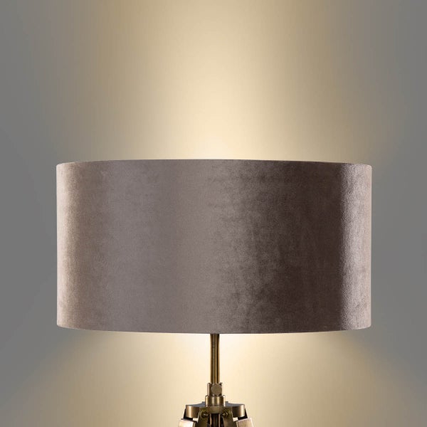 Zylindrischer Lampenschirm aus Samt in Taupe auf einem Messingständer, beleuchtet.