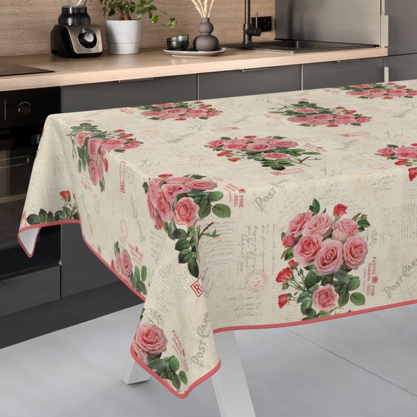 Tischdecke mit Rosen und Postkartenmotiven auf einem Küchentisch