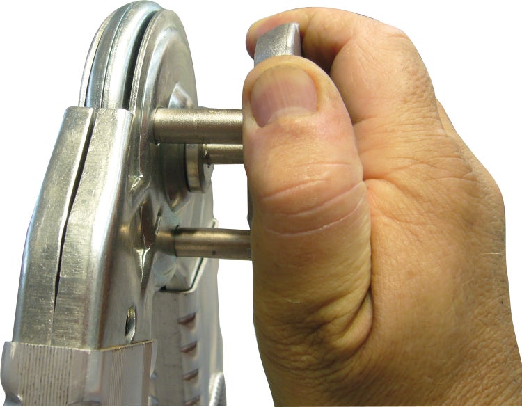 Rohrabschneider aus Metall mit Hand