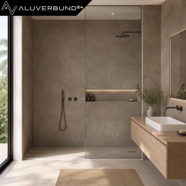 Modernes Badezimmer mit begehbarer Dusche, Aluverbund24 Logo, steinfarbene Wandverkleidung und Waschtisch aus Holz mit Aufsatzwaschbecken.