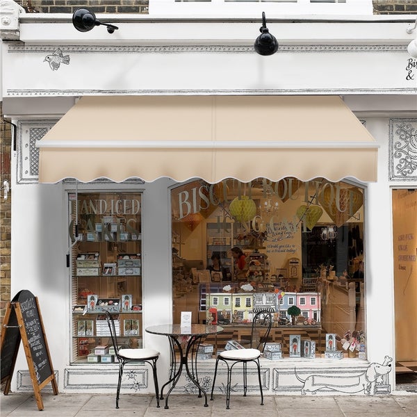 Fassade eines Geschäfts mit Markise, Tisch und Stühlen