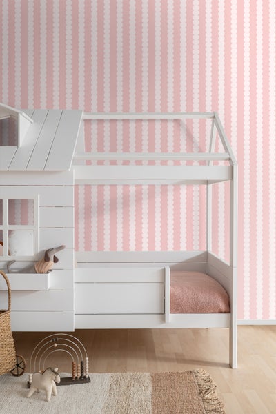 Kinderzimmer mit weißem Hausbett und gestreifter Tapete