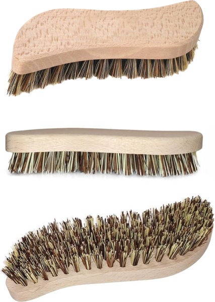Drei Bürsten aus Holz mit Borsten