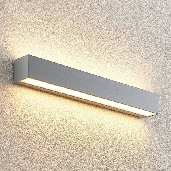 Moderne LED Außenwandleuchte in rechteckiger Balkenform aus grauem Metall mit Lichtaustritt nach oben und unten.
