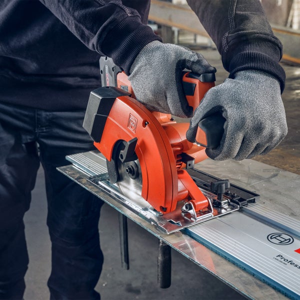 Hohes Ziergras vor einem Haus