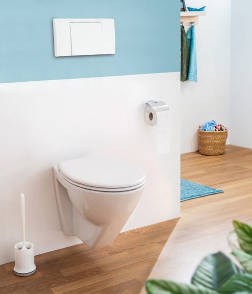 Wandhänge-WC mit Unterputz-Spülkasten-Betätigungsplatte und Toilettenpapierhalter in einem modernen Badezimmer mit Holzoptik-Boden.