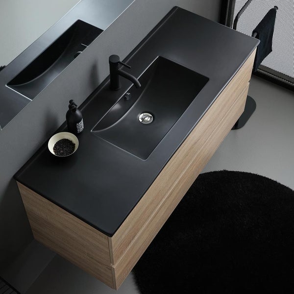 Waschtisch mit schwarzem Aufsatzwaschbecken und Holzunterschrank im Badezimmer.