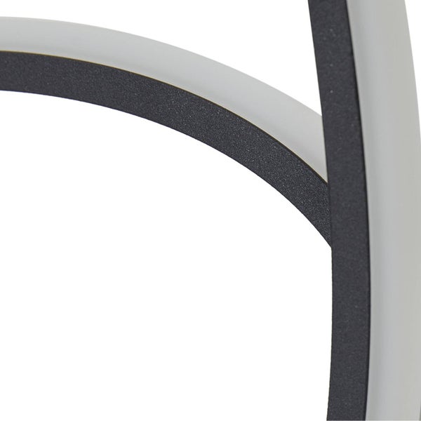 Nahaufnahme eines geschwungenen schwarzen LED-Lampenrahmens mit strukturierter Oberfläche und weißem Diffusor.