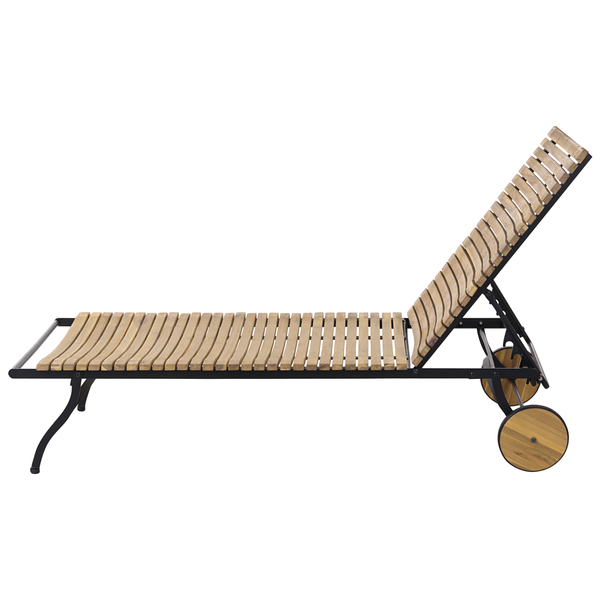 Gartenliege mit braunen Holzlatten, verstellbarer Rückenlehne und Rollen, schwarzes Metallgestell.