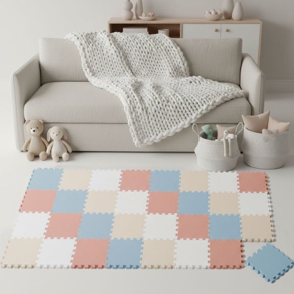 Bunte Schaumstoff-Puzzlematte in hellem Kinderzimmer mit Sofa, grob gestrickter Decke und Spielzeug. Weiche Platten für sicheres Spielen.
