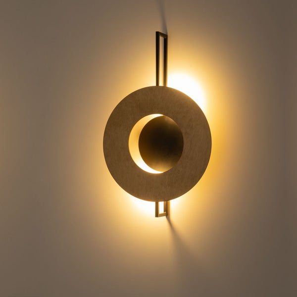 Beleuchtete Wandleuchte mit kreisförmigem Design und dekorativem Lichteffekt