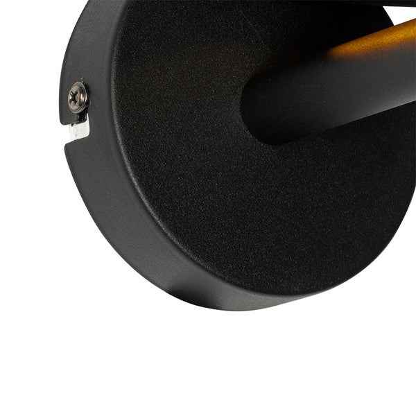 Schwarze Wandhalterung einer Leuchte in matter Optik mit seitlicher Befestigungsschraube.