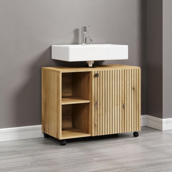 Waschtischunterschrank aus Holz in Eichenoptik mit Lamellenfront, offenen Fächern und Rollen inklusive Aufsatzwaschbecken und Armatur.