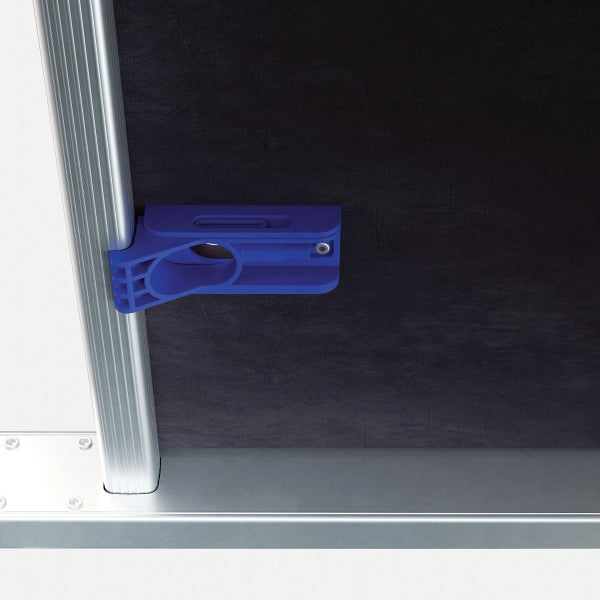 Detailaufnahme eines blauen Leitersicherungshakens an einer Leiter