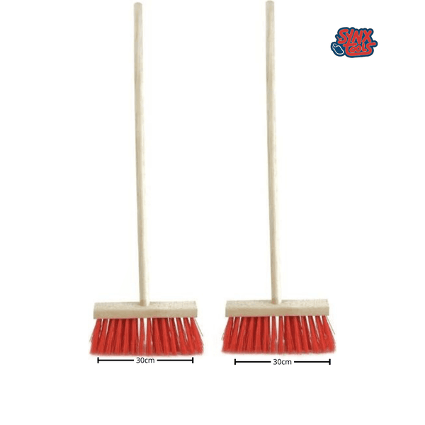 Zwei 30 Zentimeter breite Kehrbesen mit Holzstiel und Borsten