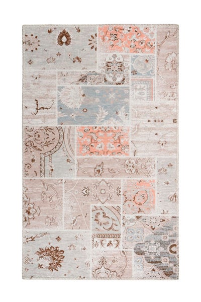 Rechteckiger Teppich im Patchwork-Design mit floralen Ornamenten in hellen Farben.