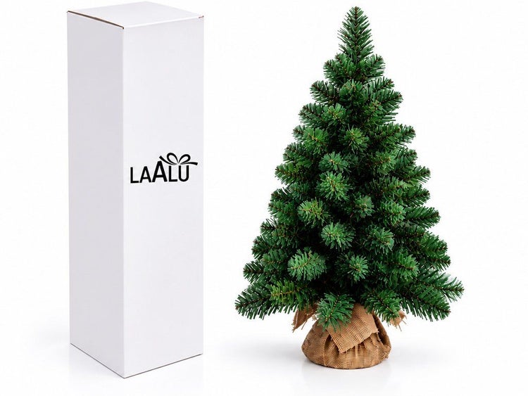 Künstlicher Weihnachtsbaum mit Jutesack als Standfuß und Laalu Logo auf der weißen Verpackung.
