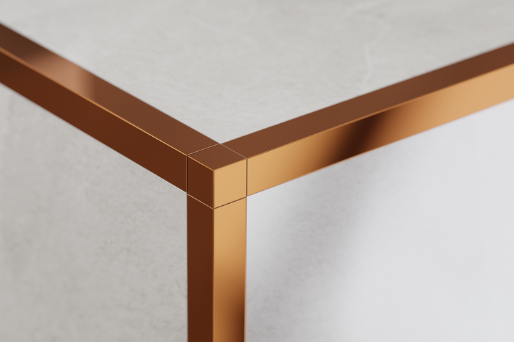 Detailansicht eines Tisches mit Marmorplatte und Metallgestell