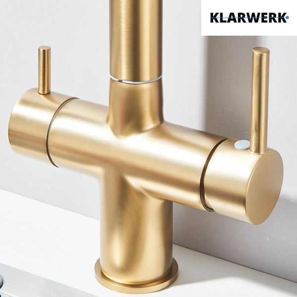 Nahaufnahme einer Zweigriffarmatur in gebürstetem Messing mit Klarwerk Logo
