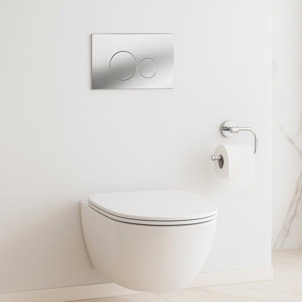 Wandhängendes WC mit Betätigungsplatte und Toilettenpapierhalter im Badezimmer.