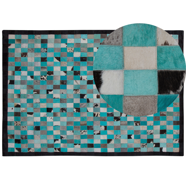 Kuhfell-Teppich im Patchwork-Design aus kleinen Quadraten mit kreisförmiger Detailansicht der Oberflächenstruktur.
