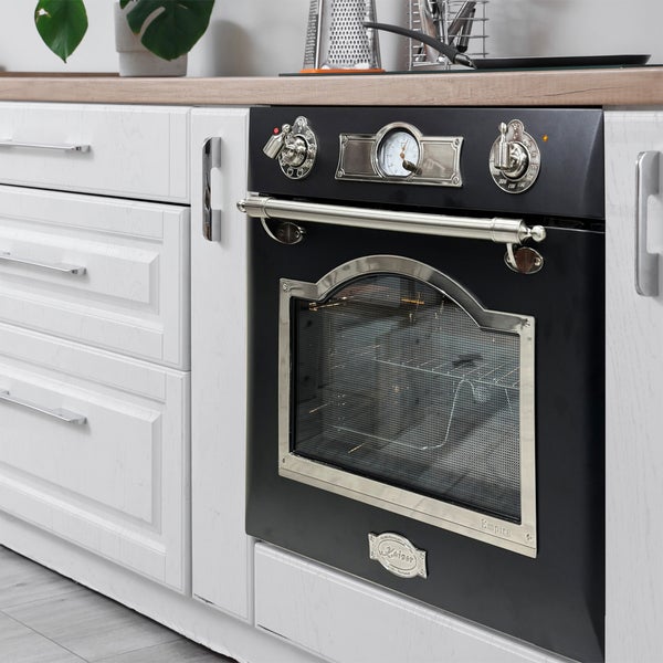 Einbau Backofen im Retro Design mit analoger Uhr und silbernen Bedienelementen in eine helle Küchenzeile integriert.