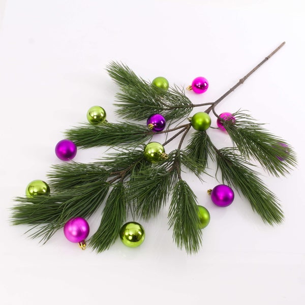 Künstlicher Kiefernzweig mit grünen Nadeln und braunem Stiel.