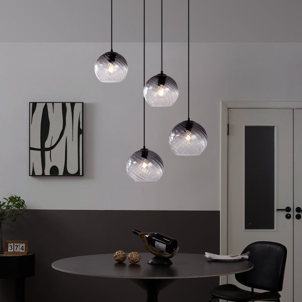Esstischszene mit vier Hängeleuchten mit spiralförmigem Glasdesign