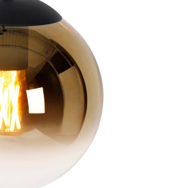 Nahaufnahme einer Hängeleuchte mit kugelförmigem Glasschirm