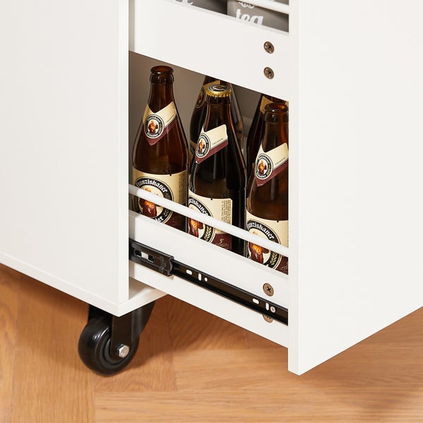 Detailansicht eines weißen Küchenwagens mit Schublade gefüllt mit Bierflaschen