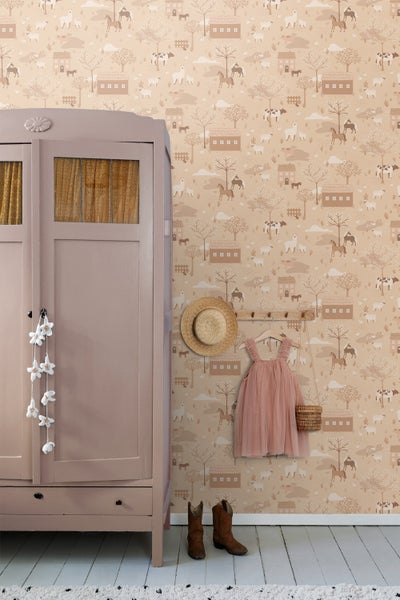 Raum mit Tapete mit Landhausmotiven, Kleiderschrank, Kleid, Hut und Stiefeln
