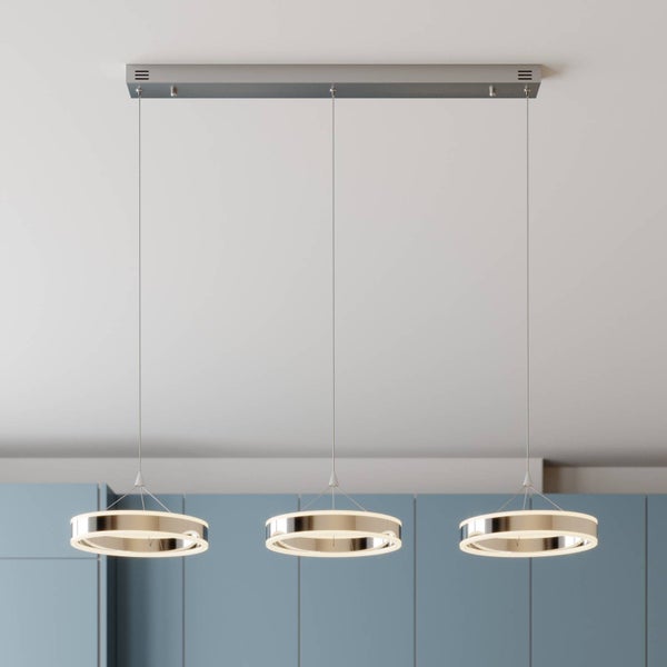 Dreiflammige LED-Pendelleuchte mit drei ringförmigen Elementen aus Metall in Chromoptik, höhenverstellbar für Esszimmer oder Küche.