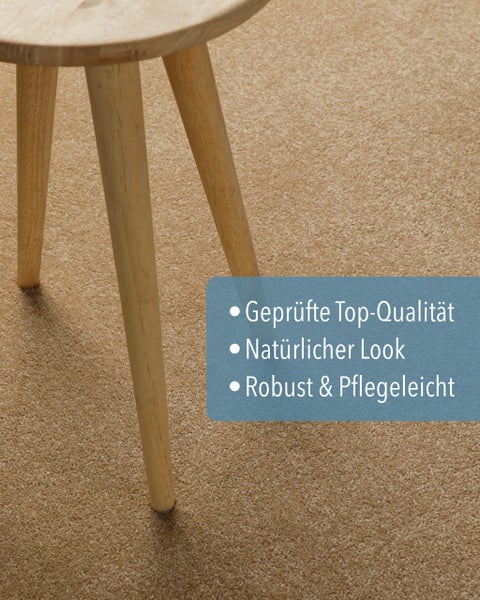 Beigefarbener Teppichboden mit natürlicher Optik, robust und pflegeleicht, geprüfte Top-Qualität, Holzhocker auf dem Teppich.