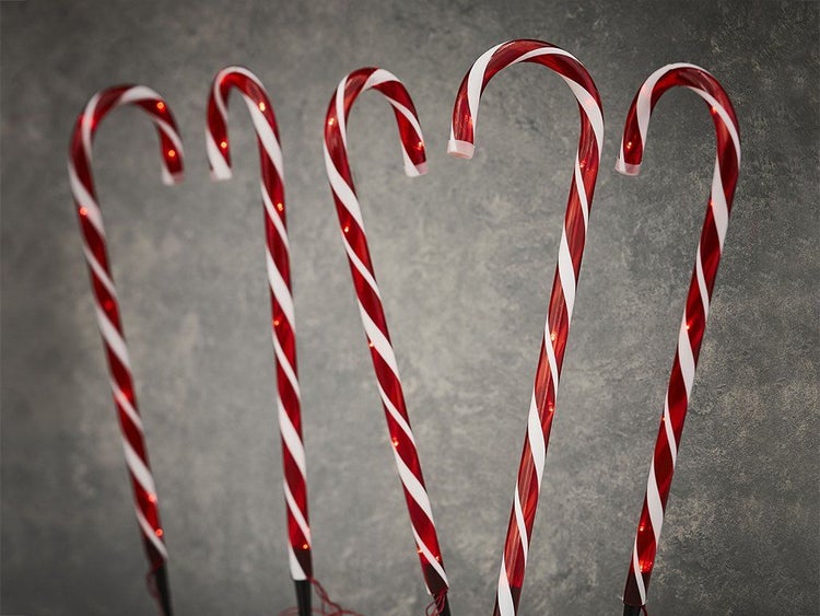 Fünf beleuchtete Zuckerstangen als Weihnachtsdekoration für den Außenbereich