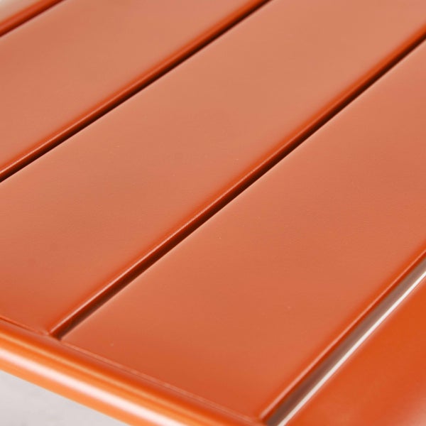 Detailaufnahme der Lamellenoberfläche eines Gartenmöbelstücks aus beschichtetem Metall.