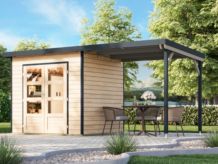 Modernes Gartenhaus aus Holz mit Pultdach, Anbauschleppdach und einer Doppelflügeltür mit Lichtausschnitten auf einer Terrasse.
