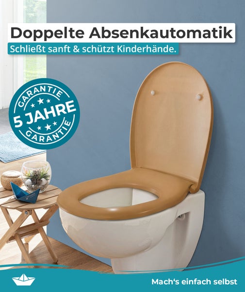 WC Sitz mit doppelter Absenkautomatik und fuenf Jahre Garantie montiert auf einer WC Keramik vor einer Wand.