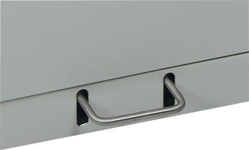 Metallgriff in U-Form an einer grauen Metallschublade.