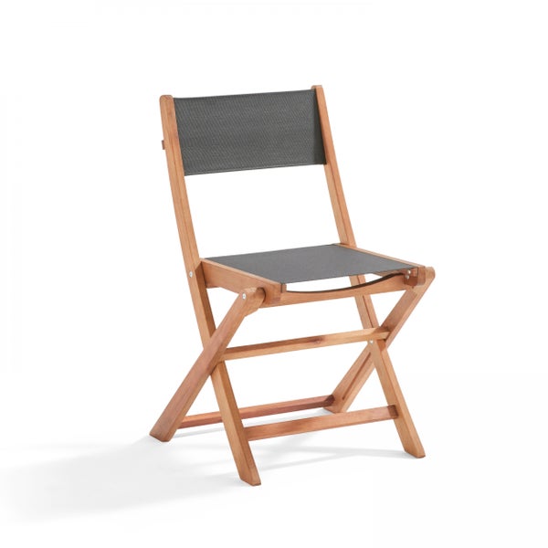 Klappstuhl aus Holz mit grauer Textil-Bespannung an Sitzfläche und Rückenlehne.