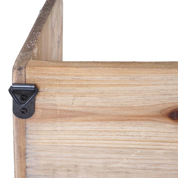 Detailansicht einer Holzkiste mit Metallhalterung